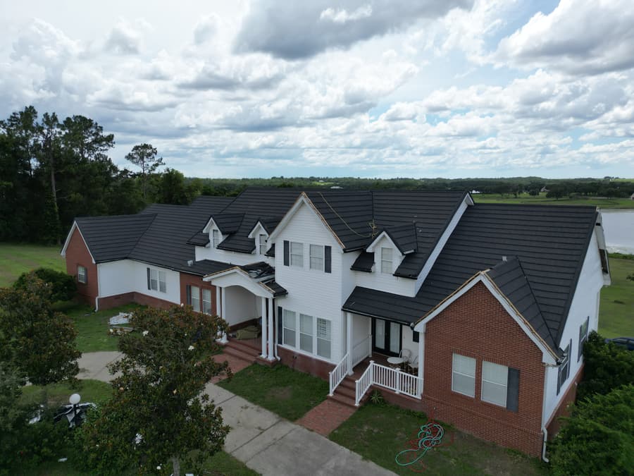 A roof finished in QUEENTILE SHAKE