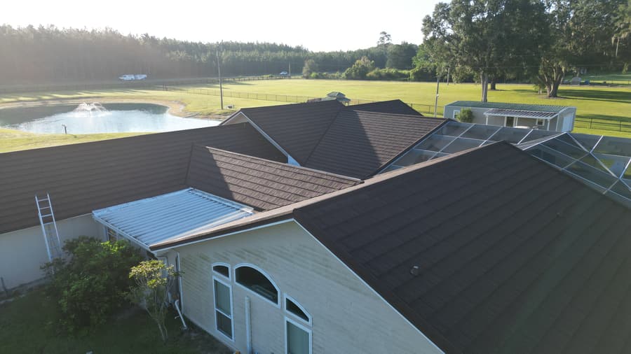 A roof finished in QUEENTILE SHAKE