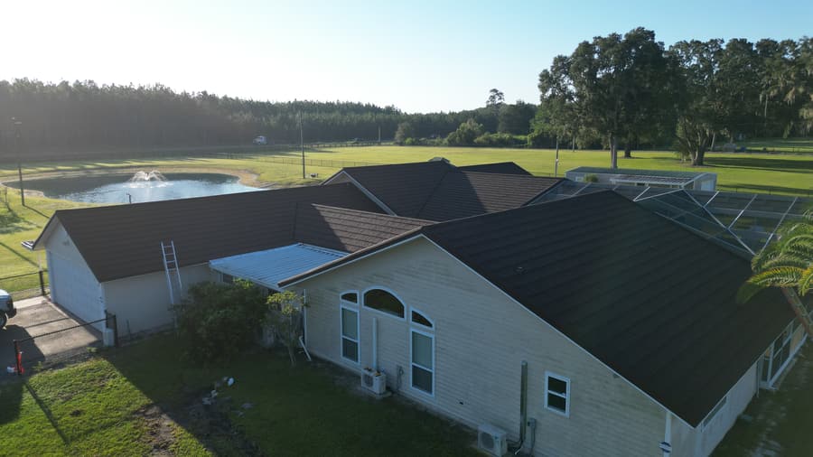 A roof finished in QUEENTILE SHAKE
