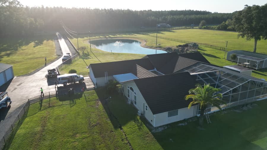 A roof finished in QUEENTILE SHAKE