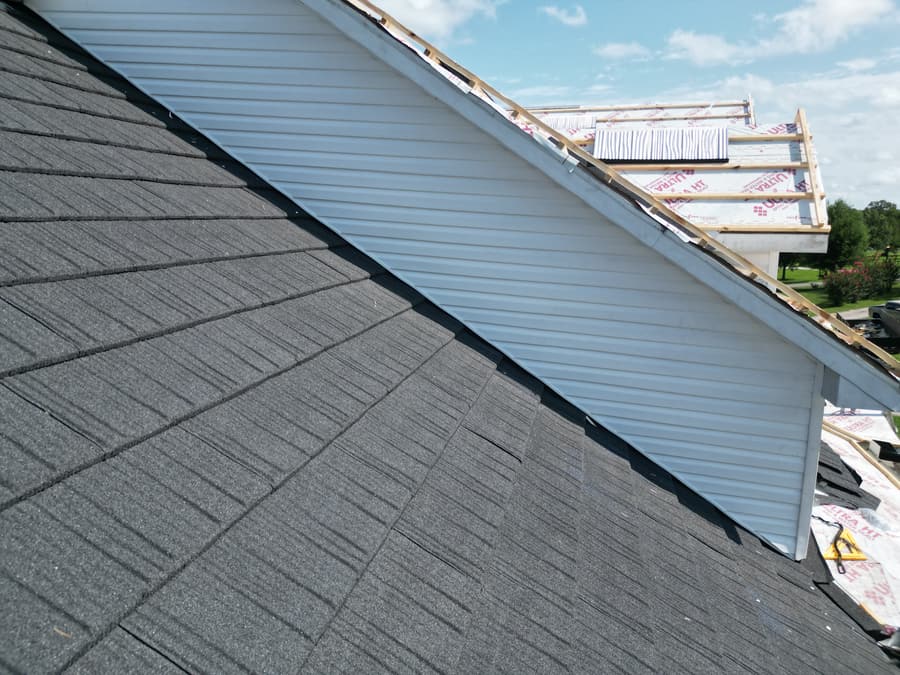 A roof finished in QUEENTILE SHAKE