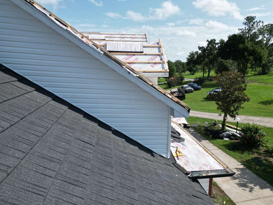 A roof finished in QUEENTILE SHAKE