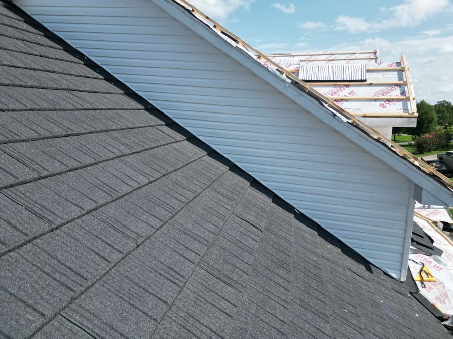 A roof finished in QUEENTILE SHAKE