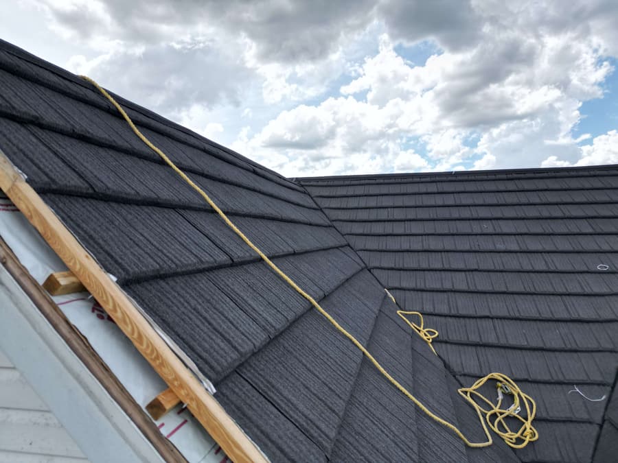 A roof finished in QUEENTILE SHAKE