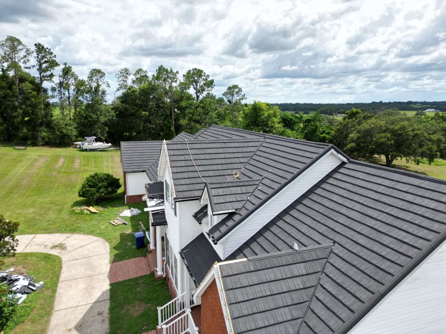 A roof finished in QUEENTILE SHAKE