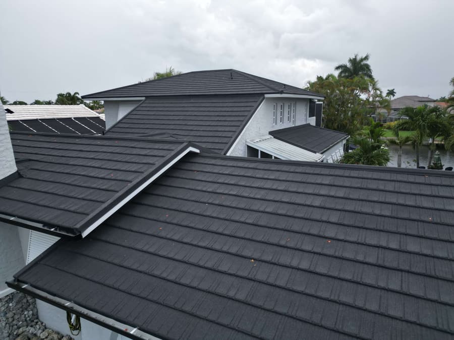 A roof finished in QUEENTILE SHAKE