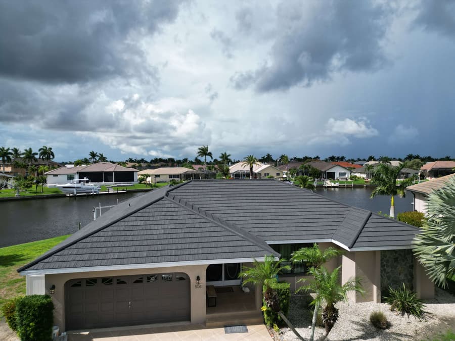 A roof finished in QUEENTILE SHAKE