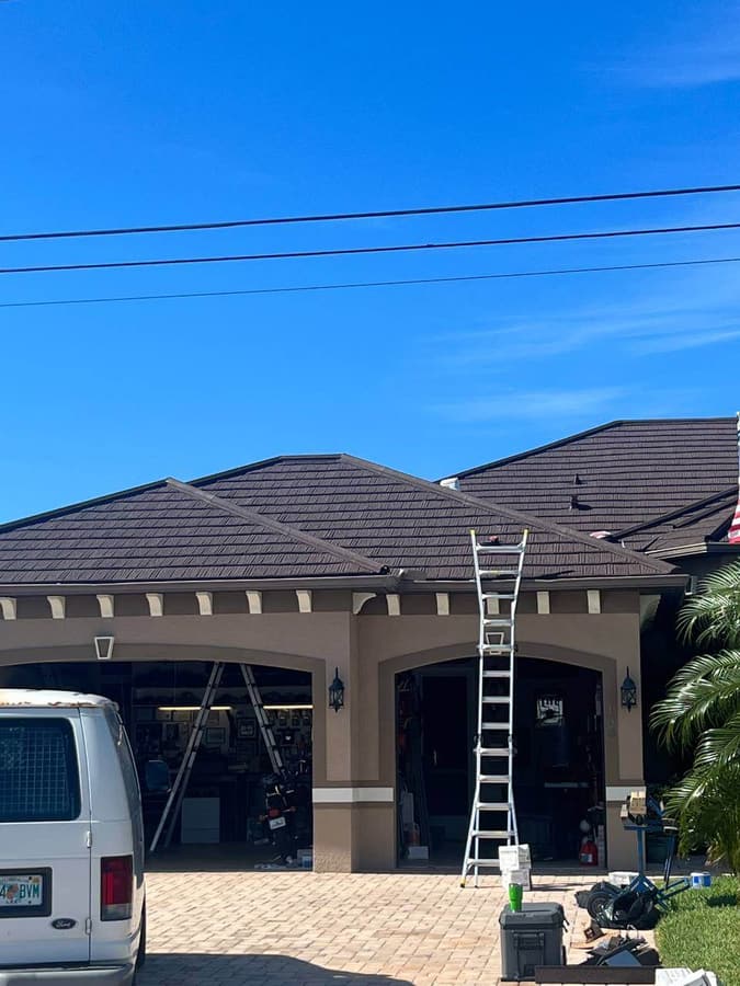 A roof finished in QUEENTILE SHAKE