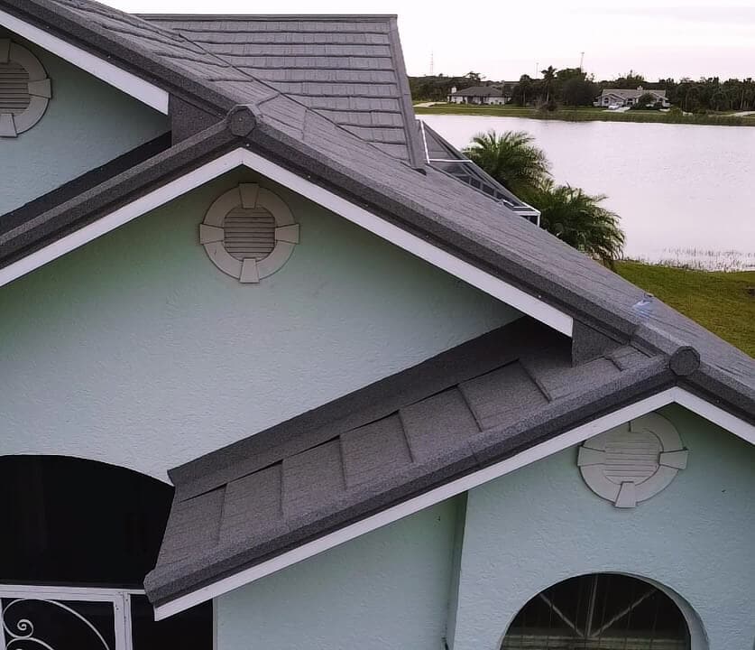 A roof finished in QUEENTILE SHAKE