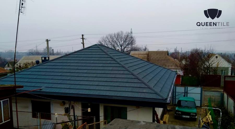 A roof finished in QUEENTILE SHAKE
